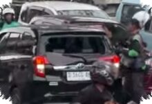 Sopir Calya Ngamuk Rusak Mobil Lawan, Pelat Nomornya Ikut Ditutup