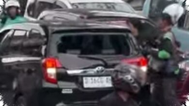 Sopir Calya Ngamuk Rusak Mobil Lawan, Pelat Nomornya Ikut Ditutup