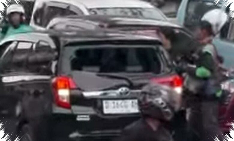 Sopir Calya Ngamuk Rusak Mobil Lawan, Pelat Nomornya Ikut Ditutup