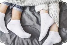 5 Fakta Kepribadian Orang yang Sering Tidur Pakai Kaos Kaki