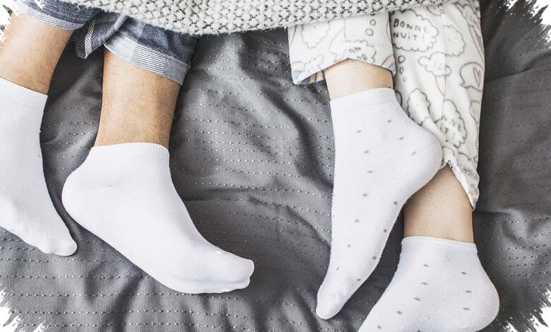 5 Fakta Kepribadian Orang yang Sering Tidur Pakai Kaos Kaki