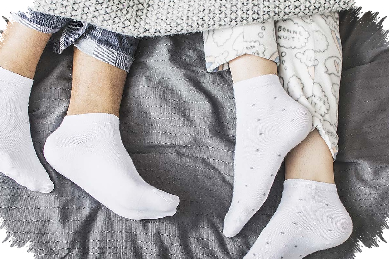 5 Fakta Kepribadian Orang yang Sering Tidur Pakai Kaos Kaki
