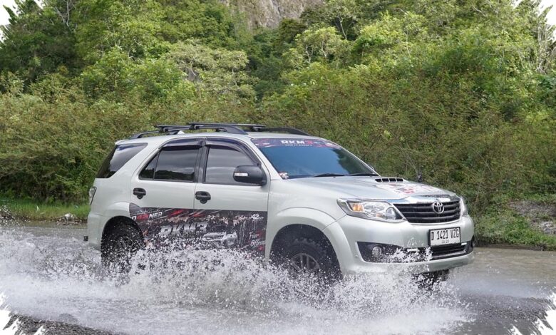 Fortuner Menantang Jalur Ngarai Sianok, Ratusan Anggota ID42NER Touring ke Ranah Minang