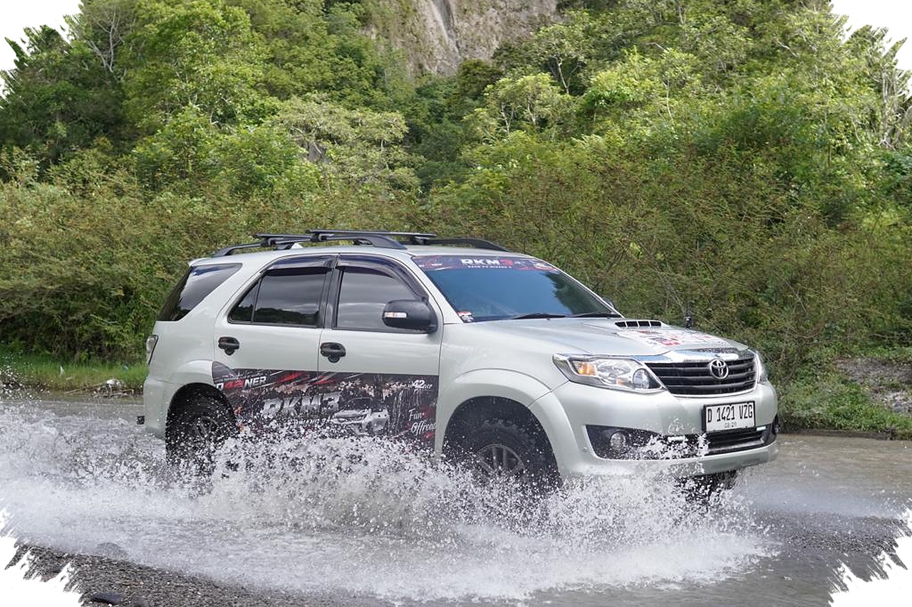 Fortuner Menantang Jalur Ngarai Sianok, Ratusan Anggota ID42NER Touring ke Ranah Minang