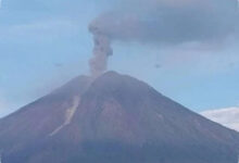 Semeru Delapan Kali Erupsi Seharian, Awan Abu Naik Hingga 900 Meter