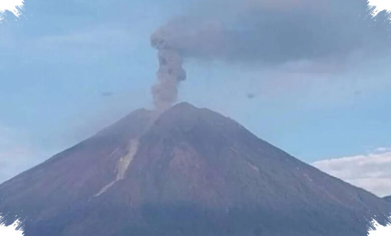 Semeru Delapan Kali Erupsi Seharian, Awan Abu Naik Hingga 900 Meter