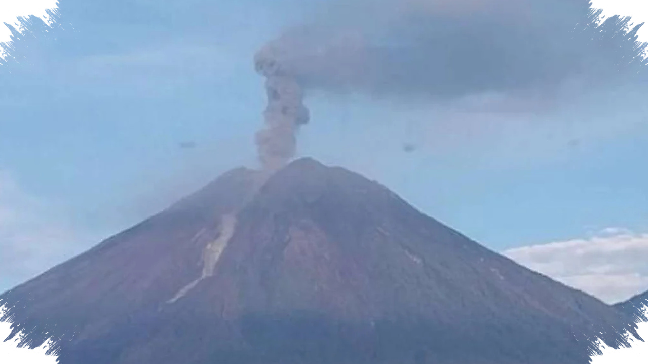 Semeru Delapan Kali Erupsi Seharian, Awan Abu Naik Hingga 900 Meter