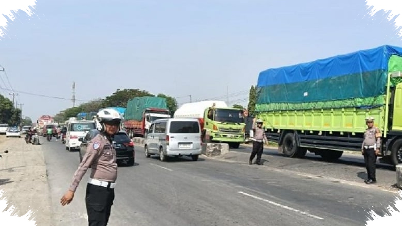 Pantura Indramayu Memakan 10 Korban Jiwa, Pikap Terjepit di Antara Dua Truk Besar