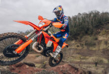 KTM 300 EXC 2027 Cuma 104 Kg, Tenaga Besarnya Bikin Enduro Lain Sulit Mengejar