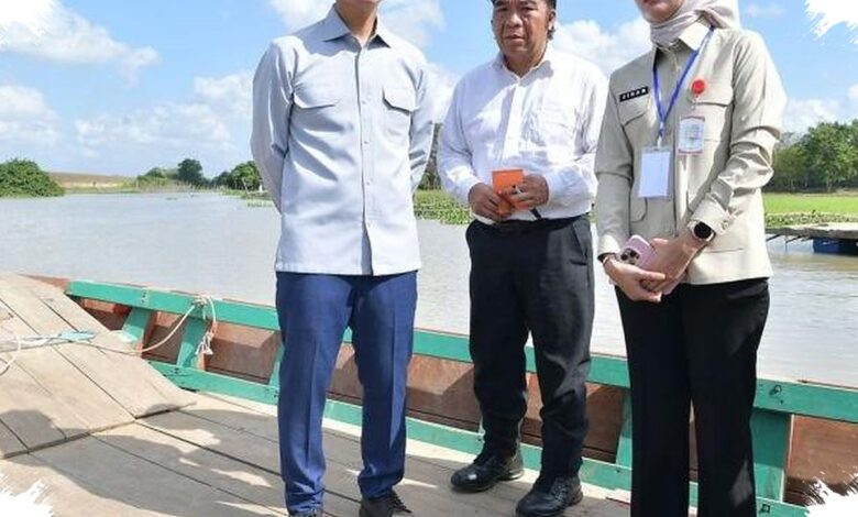 Gibran Naik Perahu Klotok Tinjau Jembatan Way Bungur, Jembatan Darurat Dikebut