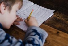 Terlalu Sering Membantu Anak Justru Bikin Mental Mereka Lemah, Ini Kata Psikiater