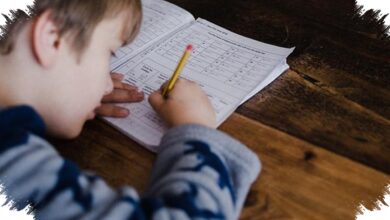 Terlalu Sering Membantu Anak Justru Bikin Mental Mereka Lemah, Ini Kata Psikiater