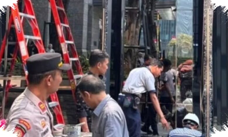 Mobil Listrik Tabrak Kaca Gedung di SCBD, Diduga Sopir Salah Injak Pedal