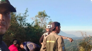 Lima Titik Panas di Gunung Cendono, Pemadaman Terkendala Jurang Curam