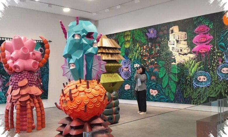 Tropical Aliens Eko Nugroho Menyindir Keterasingan Warga lewat Humor dan Warna