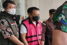 Don Ritto Resmi Ditahan Kejagung, Keluar Gedung Bundar Berompi Pink dan Diborgol