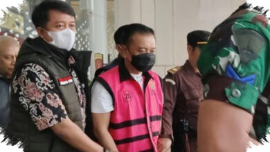 Don Ritto Resmi Ditahan Kejagung, Keluar Gedung Bundar Berompi Pink dan Diborgol