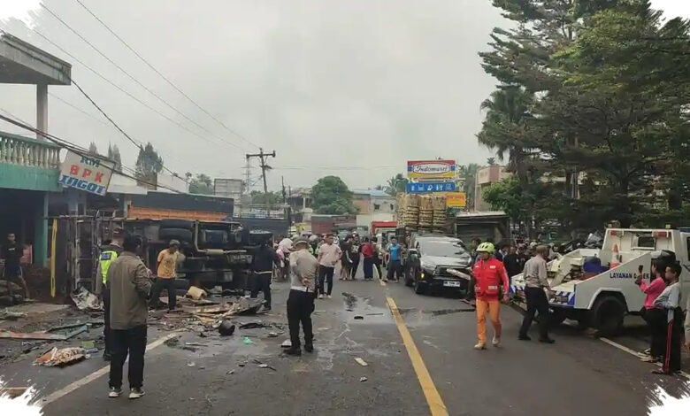 Truk Diduga Rem Blong Tabrak 8 Kendaraan di Sibolangit, 4 Orang Meninggal
