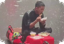 Makan di Bawah Hujan, Petugas Damkar Ini Langsung Kembali Selamatkan Korban Banjir