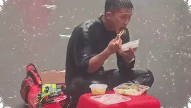 Makan di Bawah Hujan, Petugas Damkar Ini Langsung Kembali Selamatkan Korban Banjir