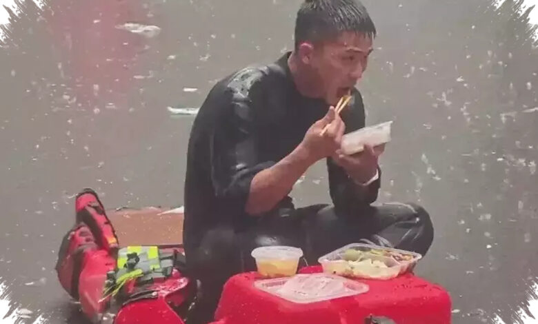 Makan di Bawah Hujan, Petugas Damkar Ini Langsung Kembali Selamatkan Korban Banjir