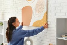 8 Wallpaper Dinding yang Bisa Menutup Retak, Ruang Tamu Langsung Berubah
