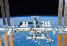 Kru AS-Rusia Tiba di ISS, Kolaborasi di Orbit Bertahan di Tengah Ketegangan