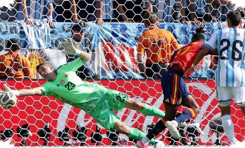 Emiliano Martinez Jadi Pemain Argentina Paling Sering Menyentuh Bola di Final Piala Dunia