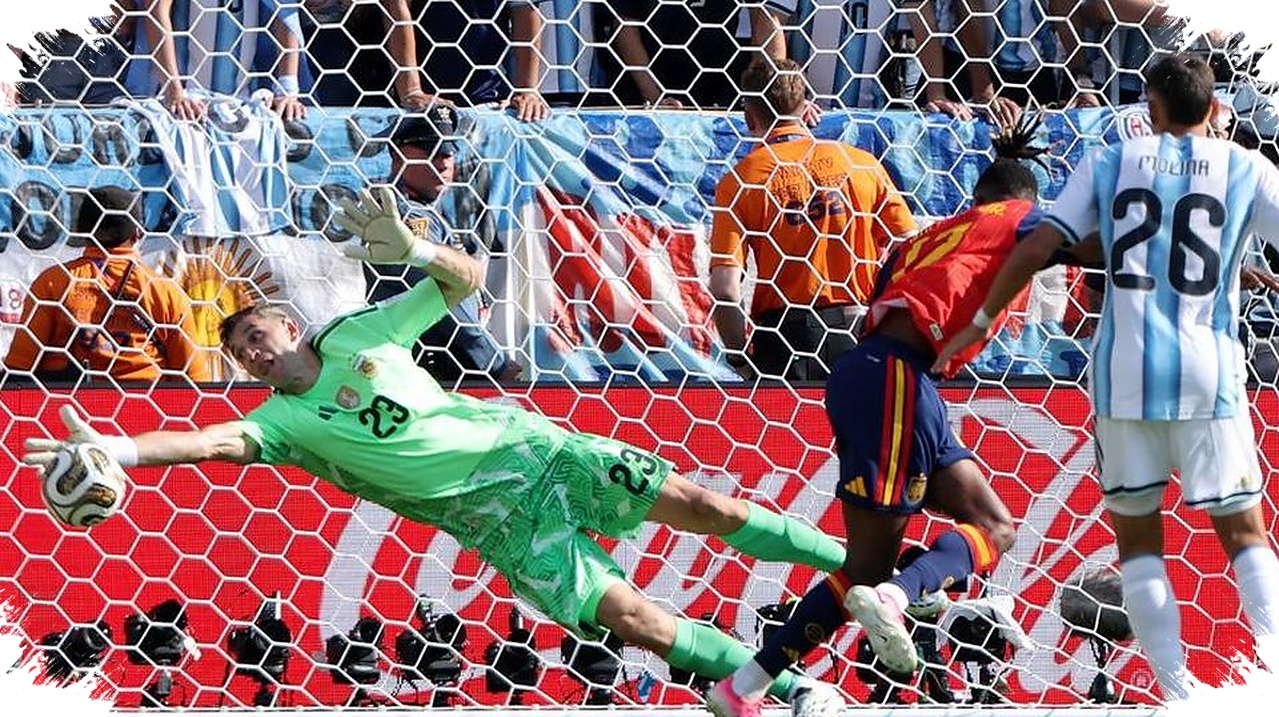 Emiliano Martinez Jadi Pemain Argentina Paling Sering Menyentuh Bola di Final Piala Dunia