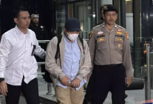 Tiba di KPK dengan Masker dan Wajah Tertunduk, Bupati Lombok Barat Bungkam