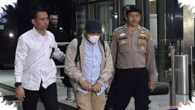 Tiba di KPK dengan Masker dan Wajah Tertunduk, Bupati Lombok Barat Bungkam