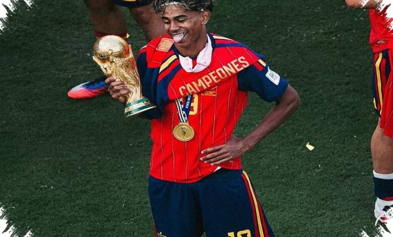 Di Tengah Selebrasi Juara Dunia, Lamine Yamal Jadi Satu-satunya yang Dipeluk Raja Spanyol