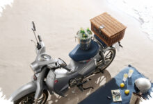 Honda Super Cub C125 The Crafted CALM Berbalut Silver-Biru, Harganya 99.600 Baht