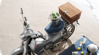Honda Super Cub C125 The Crafted CALM Berbalut Silver-Biru, Harganya 99.600 Baht
