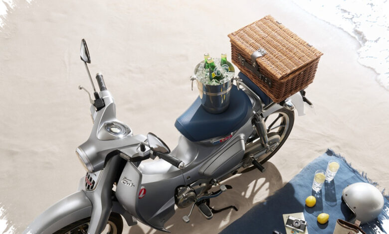 Honda Super Cub C125 The Crafted CALM Berbalut Silver-Biru, Harganya 99.600 Baht