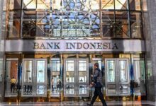 Rupiah di Dekat Rp17.900, BI Diprediksi Tahan BI-Rate demi Redam Risiko